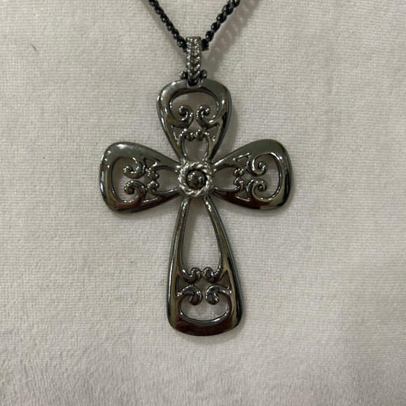 Vintage Sarah Coventry Romanesque Cross Necklace gunmetal tone goth grunge retro - Picture 4 of 9